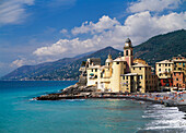 Strandpromenade einer italienischen Riviera-Stadt