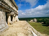 Der Ballspielplatz von El Castillo in Chichen Itza