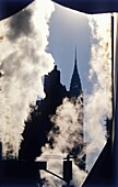 Dampf und Silhouette des Chrysler-Gebäudes
