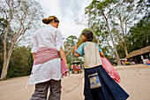 Mädchen verkauft Souvenir an weibliche Touristen, Rückansicht, Angkor, Siem Reap, Kambodscha