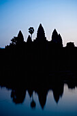 Silhouette des Ankor Wat-Tempels in der Abenddämmerung, Angkor, Siem Reap, Kambodscha