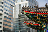 Traditionelle Gebäude und moderne Wolkenkratzer in Peking, China