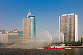 Feuerlöschboot mit Stadtbild von Guangzhou, Guangdong, China