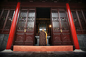 Mönch im Linggu-Tempel, Nanjing, China
