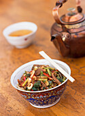 Laghman-Nudelgericht mit Teekanne und Tassen, Kashgar, Xinjiang, China.
