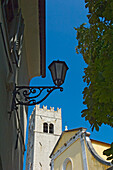 Laternenpfahl neben der Kirche St. Stephens in Motovun, Istrien, Kroatien