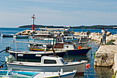 Boote im Dorfhafen von Fazana, Kroatien