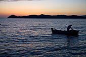 Fischer im Boot in der Abenddämmerung, Lopud, Kroatien