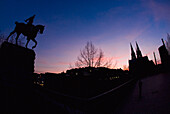 Silhouetten der Reiterstatue und des Kölner Doms in der Abenddämmerung, Köln,Deutschland