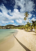 Blick entlang des Strandes zum Carlisle Bay Hotel, Antigua.
