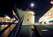 Kreuzfahrtschiffe im Hafen von Nassau bei Nacht, Boote mit Festmachern und Seilen, Bahamas.