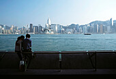 Paar wartet auf Star Ferry neben dem Hafen von Kowloon, Hongkong, China