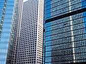 Spiegelungen von Bürogebäuden in anderen Gebäuden, Hongkong, China