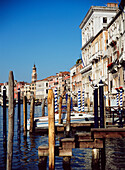 Hölzerner Steg am Kanal, Venedig, Italien