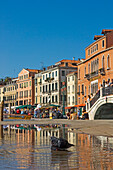 Wohnungen und Brücke über den Kanal, Venedig,Italien