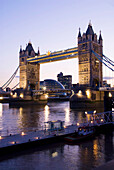 Tower Bridge in der Abenddämmerung, London,England,Vereinigtes Königreich