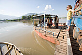 Einheimische und Touristen auf der Fähre auf dem Mekong, Champasak, Südlaos