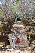 Touristen bei den Ruinen des Wat Phu Champasak, Savannakhet, Südlaos