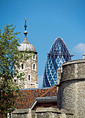 Der Tower of London mit dem Swiss Re Gebäude dahinter, London, Großbritannien.