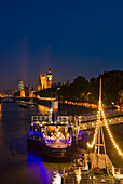 Boote auf der Themse bei Nacht beleuchtet, London, England, Großbritannien