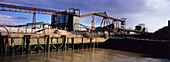 Industrie am Ufer der Themse, North Greenwich, East London, England, Großbritannien