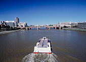 Flusskreuzfahrtschiff auf dem Weg zur Cannon Street Rail Bridge. London,England.