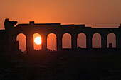 Römische Ruinen von Volubilis bei Sonnenuntergang, Volubilis,Marokko