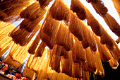 Safrangefärbte Tücher zum Trocknen aufgehängt in den Souks von Marrakesch, Marokko