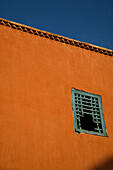 Zerbrochener Fensterladen in einem Haus in der Mellah-Gegend, Marrakesch, Marokko