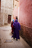 Zwei Frauen in traditioneller Kleidung beim Spaziergang durch die Medina, Marrakesch, Marokko
