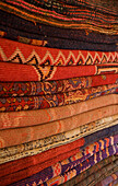 Teppiche in einem Verkaufsstand im Souk, Marrakesch, Marokko