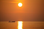 Fischer auf See, Sonnenuntergang, Soneva Fushi, Nördliches Atoll, Malediven