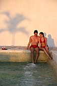 Junges Paar sitzt am Whirlpool, Riviera Maya, Yucatan-Halbinsel, Staat Quintana Roo, Mexiko