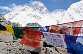 Gebetsfahnen und Mt. Everest / Kala Pattar, Himalaya, Nepal.