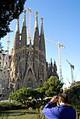 Touristen fotografieren die Sagrada Familia, Barcelona, Spanien