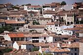 Stadtbild mit Häusern mit Ziegeldächern, Chinchon,Spanien