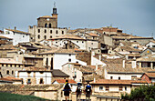 Pilger auf dem Weg zum Dorf Cirauqui, Region Navarra, Spanien