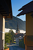 Straße durch das Dorf Kranjska Gora, Slowenien