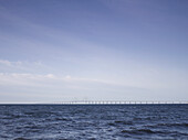 Seelandschaft mit Öresundbrücke im Hintergrund, Schweden