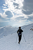 Person beim Wandern auf dem Aletschplateau, Rückansicht, Eggishorn,Schweiz