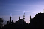 Silhouette der Blauen Moschee in der Abenddämmerung, Istanbul, Türkei
