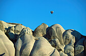 Heißluftballon über Landschaft in Kappadokien, Türkei