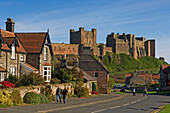 Stadt Bamburgh mit Bamburgh Castle im Hintergrund, Bamburgh, Northumberland, England, Großbritannien