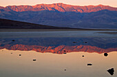 Badwater und Panamint Mountains, Death Valley, Kalifornien, USA.
