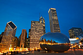 Wolkentor (Die Bohne) Skulptur vor Wolkenkratzern bei Nacht, Chicago,Illinois,USA