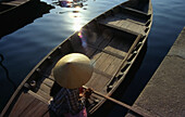 Person im Boot, Blickwinkel hoch, Hoi An, Vietnam