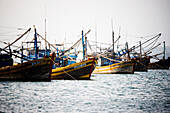 Fischerboote vor Anker in der Stadt Mui Ne, Vietnam