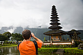 Männlicher Tourist beim Fotografieren des Tempels