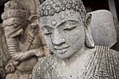 Nahaufnahme einer Statue in einem Geschäft in der Nähe von Ubud