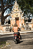 Männlicher Tourist auf Motorrad auf der Straße